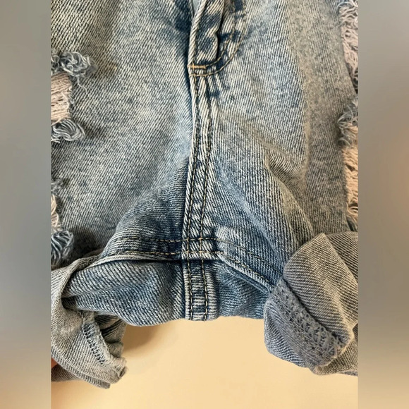 Hollister Curvy Mom Short Lighter Wash Size 0 or 24W - Picture 6 of 11